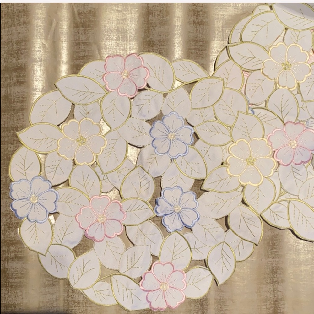 set of 6 floral round table-mats.